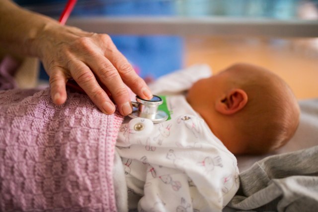 Snimak kovid pozitivne bebe uznemirio pratioce: "Kako možete, a da se ne vakcinišete" VIDEO